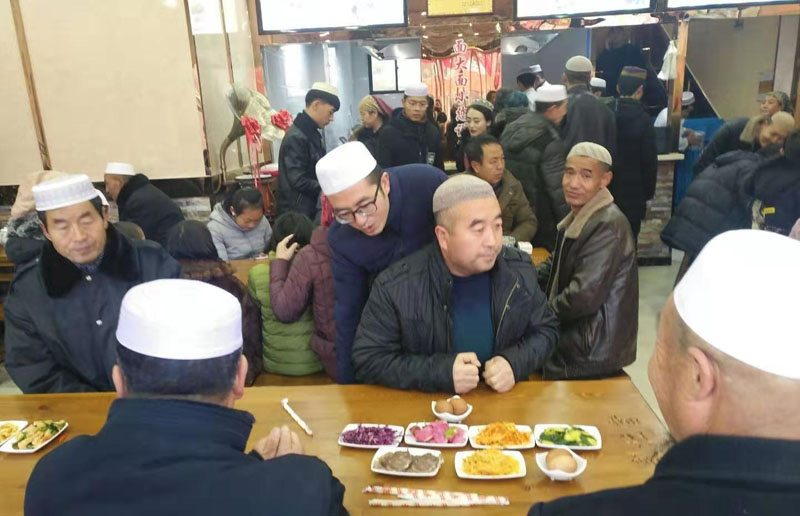 蘭州牛肉面加盟平?jīng)龅?，生意持續(xù)火爆，成為了平?jīng)霎?dāng)?shù)?受歡迎的牛肉面品牌。