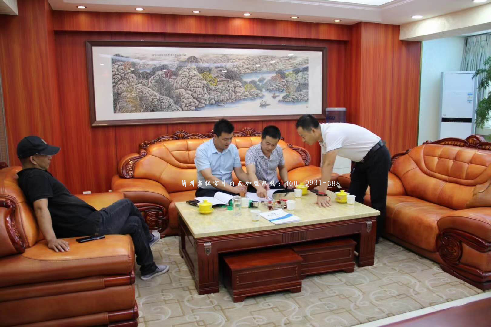 熱烈祝賀中國蘭州塞拉宮牛肉面235家旗艦店在蘭州總部簽約，預(yù)祝鞏總生意興隆！